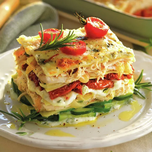 Porcja zapiekanej lasagne z cukinii